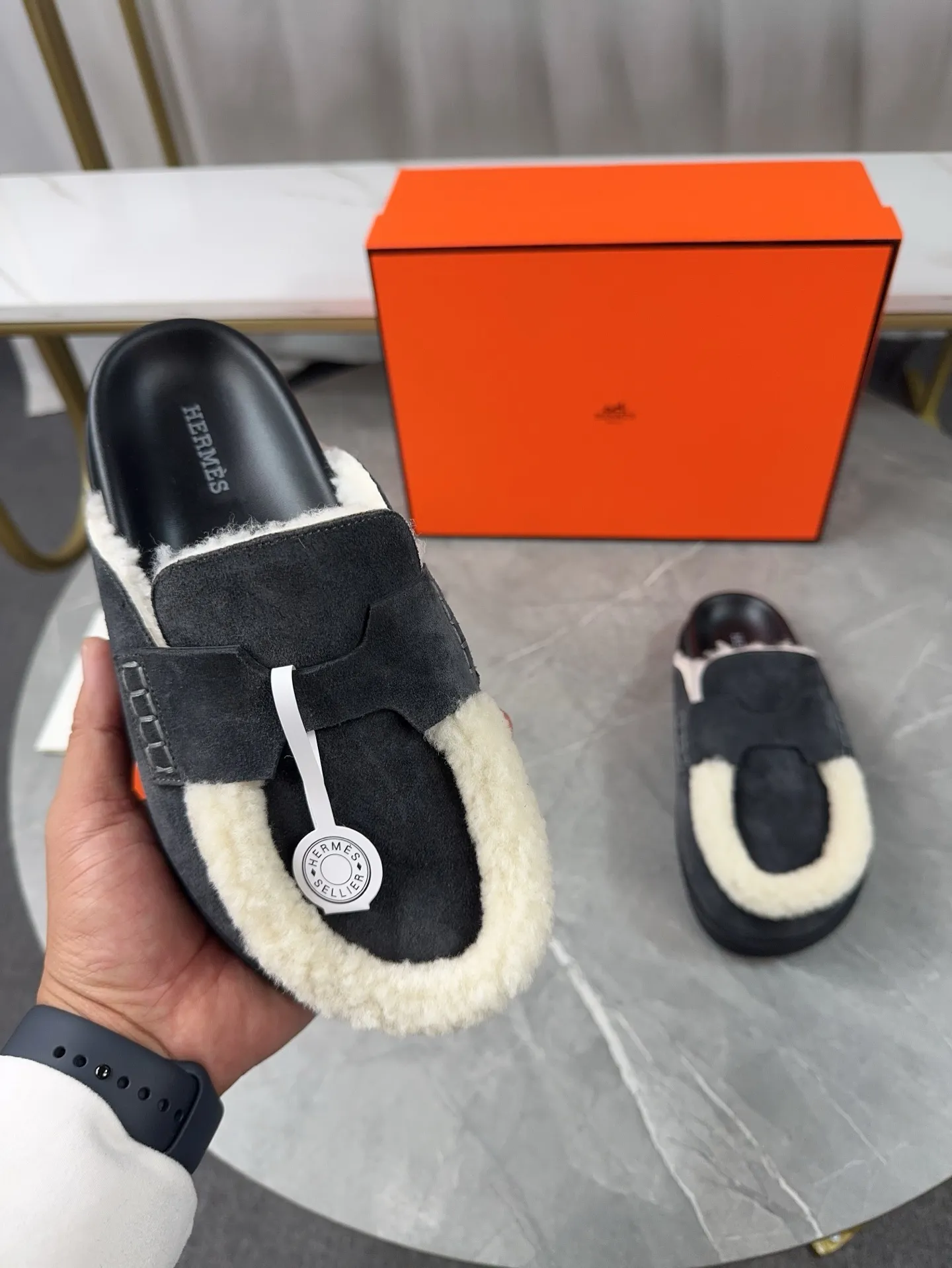 p460🐮🐮HERMES Birkenstock Mules🍬 Spring and summer really need versatile slippers. They have a casual and high-end feel, and the comfort is also great. The large toe design adds a playful feel, and the slip-on design is convenient and practical to wear. 🌷Upper: original high mercerized cow velvet 🌷Inner lining: wool 🌷Outsole: original TPU water platform + rubber film combination 🌷Number of sizes: women's size 35-40 (40-41 -42 is not returnable) men's size: 38-45 (45 is not returnable)